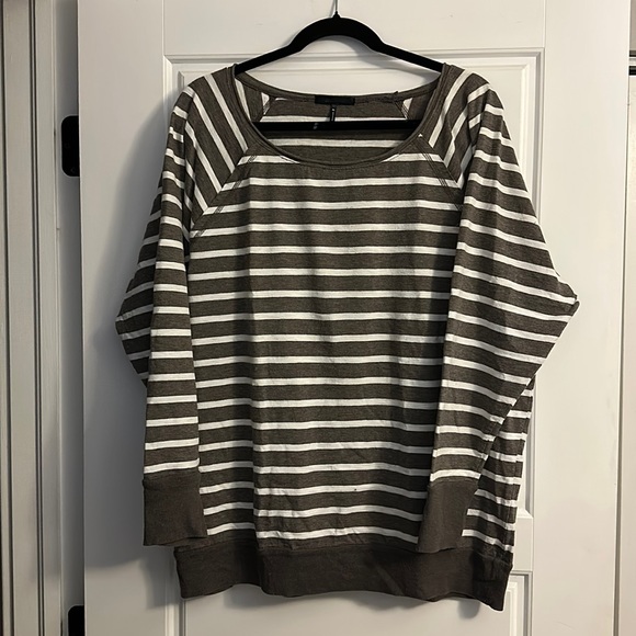 Daisy Fuentes XL Grey & White Striped Long-Sleeve Tee/Lightweight Sweatshirt - Picture 2 of 5